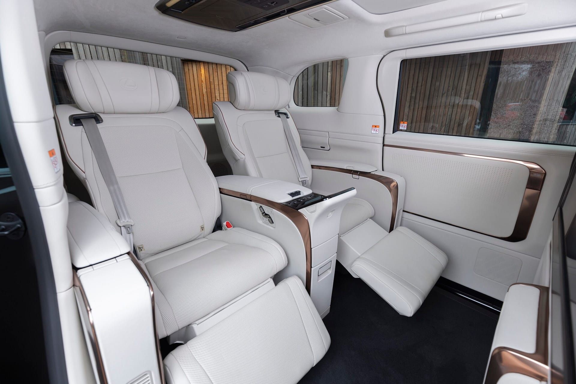 Lexus LM 350